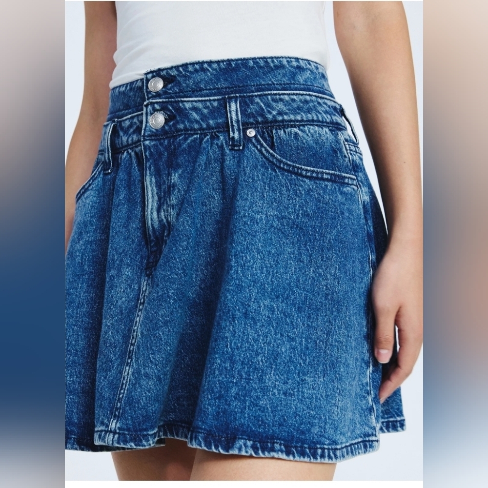 Demin Mini Skirt Y2K Size 6 Low Rise Double Button Waist Acid Wash Blue Flared